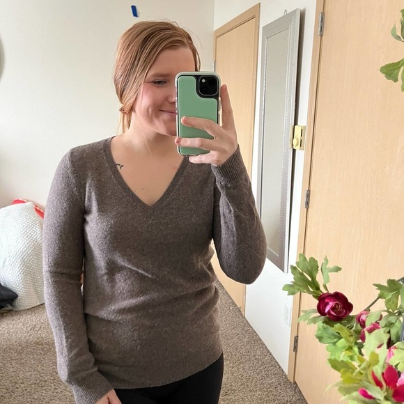 C by Bloomingdale's Cashmere Sweater - Picture 1 of 6